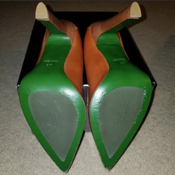 Donald Pliner Signature Pumps - Picture 5 of 5